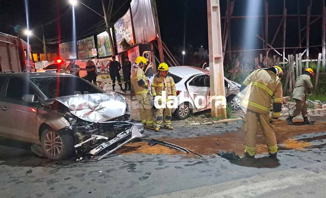 Após colisão, carro é arremessado contra poste e casal fica preso as ferragens na Estação Experimental