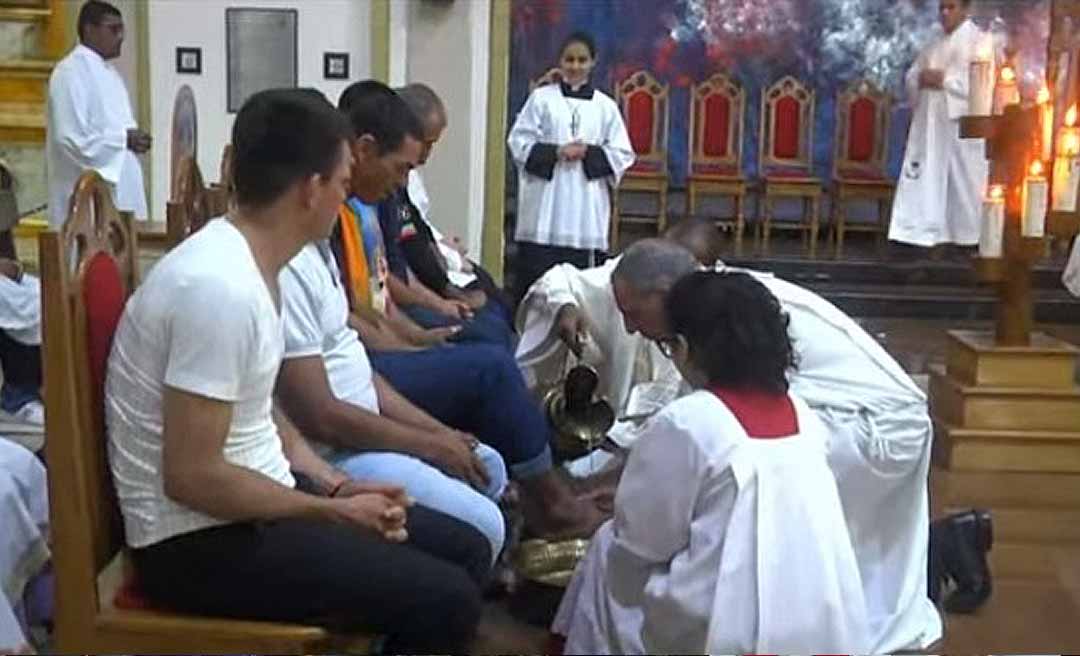 Em cerimônia na Catedral Nossa Senhora de Nazaré, Dom Joaquím lava os pés de cinco homens e duas mulheres