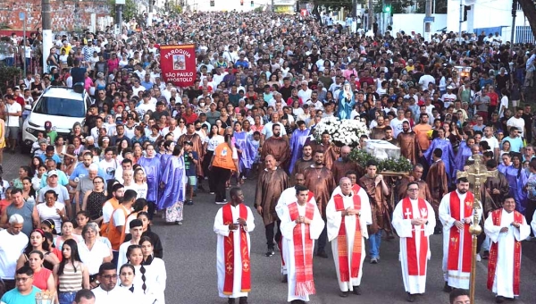 Mais de cinco mil fiéis participam da procissão do Cristo Morto em Rio Branco