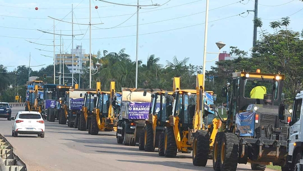 Bocalom participa de carreata com as máquinas que irão trabalhar no programa Asfalta Rio Branco