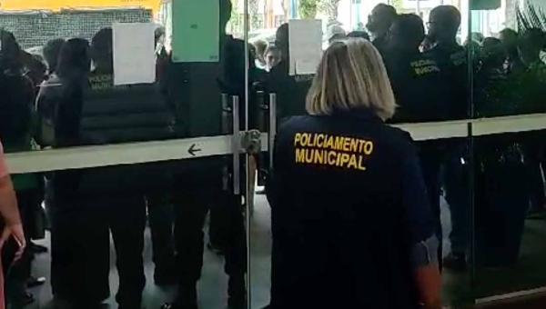 Manifestantes tentam entrar na prefeitura, mas são impedidos pela polícia