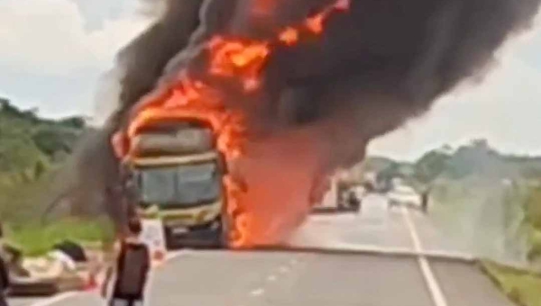 Ônibus que viajava de Rio Branco a Porto Velho pega fogo na BR-364; veja o vídeo
