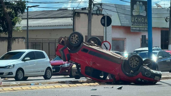 Empresário capota carro após colisão violenta na Avenida Antônio da Rocha Viana