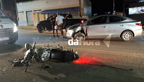 Motoqueiro sofre múltiplas fraturas após colidir contra carro no bairro das Placas