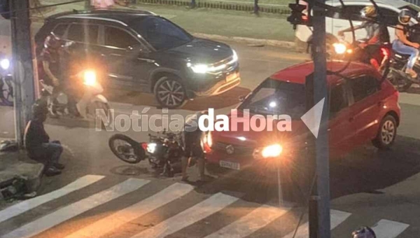 Motorista de Gol faz conversão proibida na Getúlio Vargas e deixa motociclista em estado grave