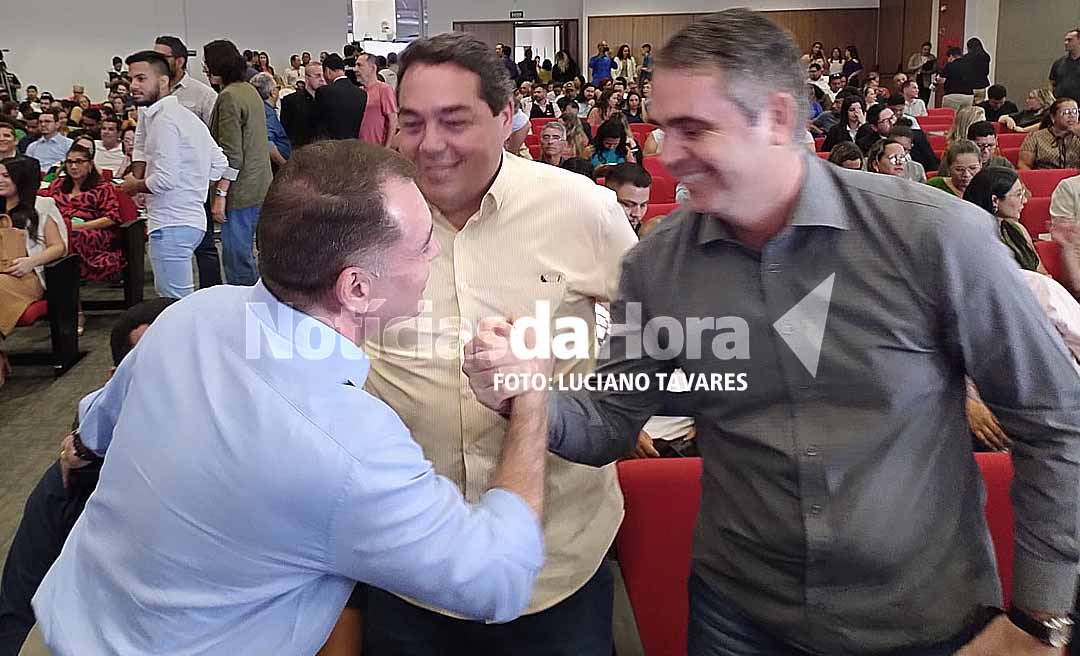 Em meio a rumores de possível composição, Marcus e Alysson se cumprimentam em evento na Uninorte