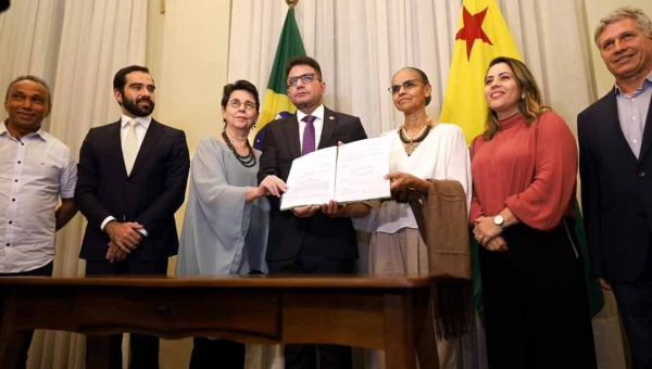 No Palácio Rio Branco, Gladson e Marina assinam contrato de R$ 98 milhões com o BNDES para o combate ao desmatamento