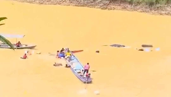 Batelão é engolido pelas águas do Rio Iaco e família vive momentos de terror e agonia; veja o vídeo