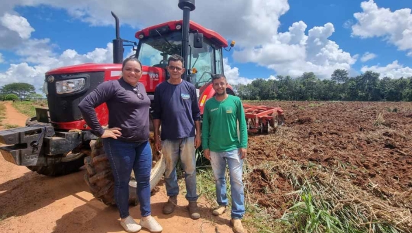 Com cinco tratores trabalhando todos os dias, Prefeitura de Senador Guiomard avança na mecanização agrícola e beneficia produtores da Agricultura Familiar