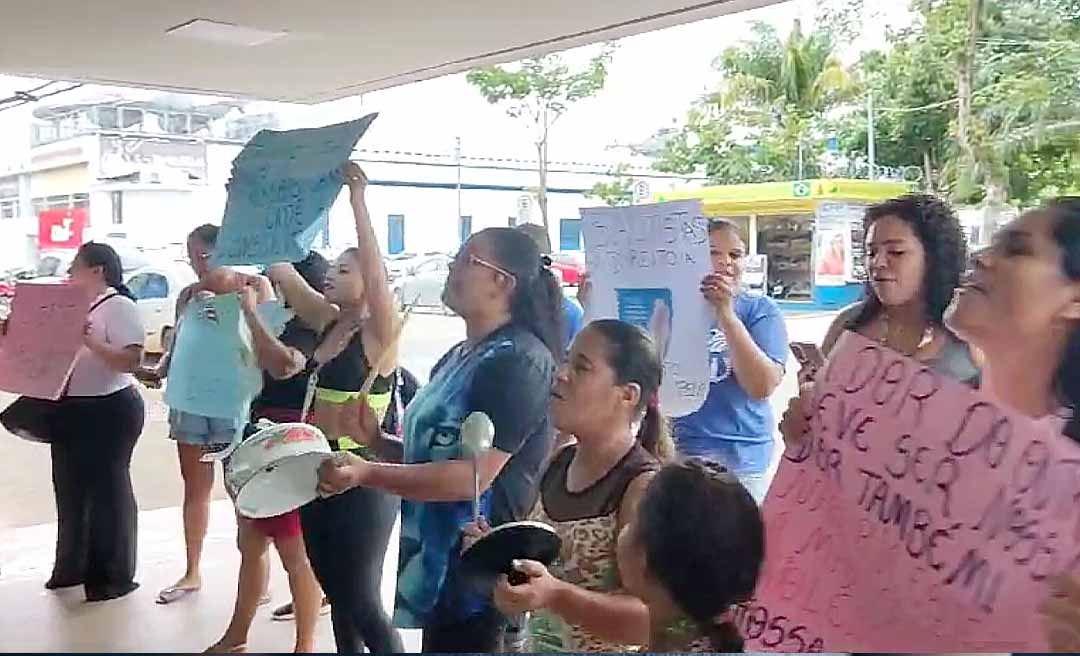 Batendo panelas, mães de crianças com TEA protestam em frente a prefeitura de Rio Branco