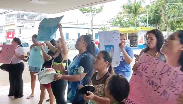 Batendo panelas, mães de crianças com TEA protestam em frente a prefeitura de Rio Branco