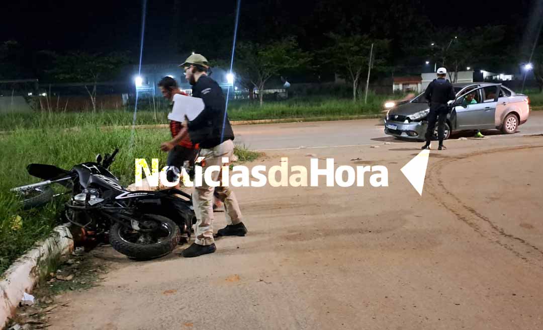 Colisão entre carro e moto na Avenida Amadeu Barbosa, em Rio Branco, deixa uma pessoa ferida