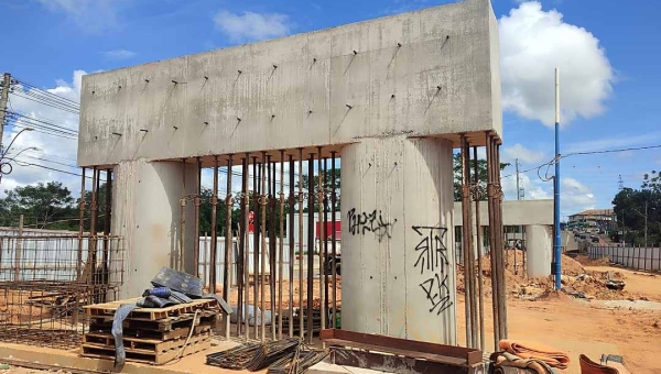 Picharam a pilastra! Bocalom repudia ato de vandalismo durante visita a viaduto na Dias Martins