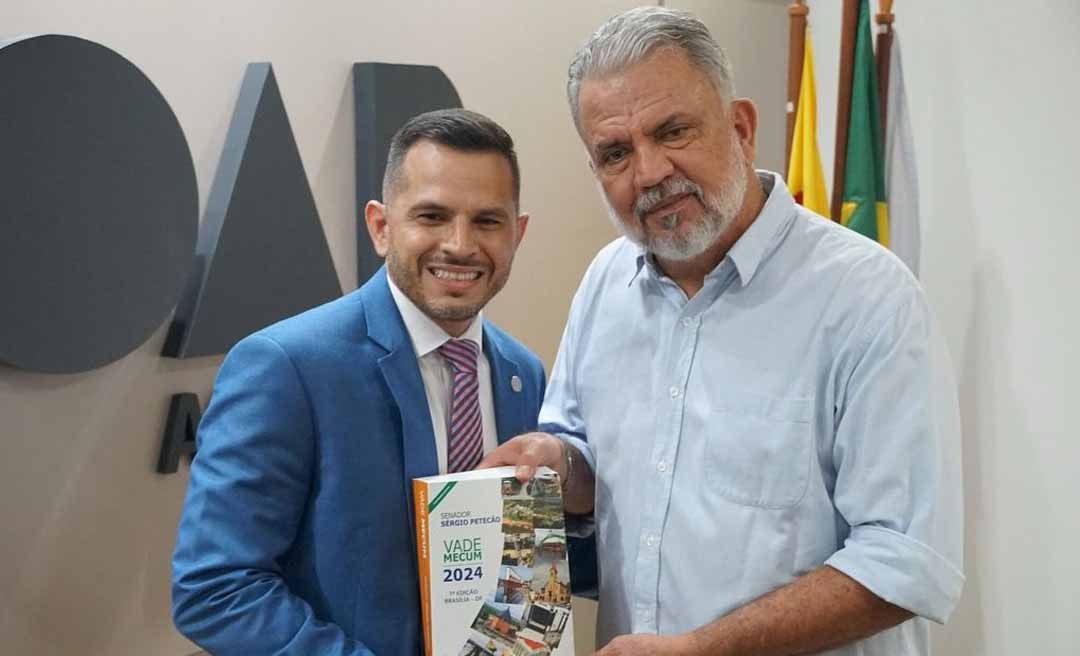 Petecão distribui exemplares de Vade Mecum em instituições de ensino e órgãos públicos do Acre