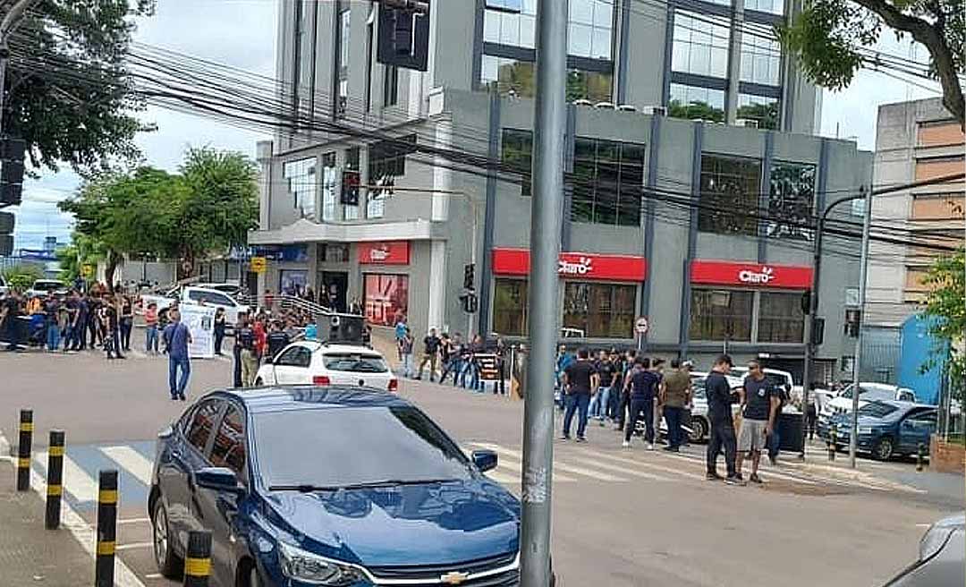 Exigindo valorização da categoria, policiais penais fazem manifestação no Centro da Capital