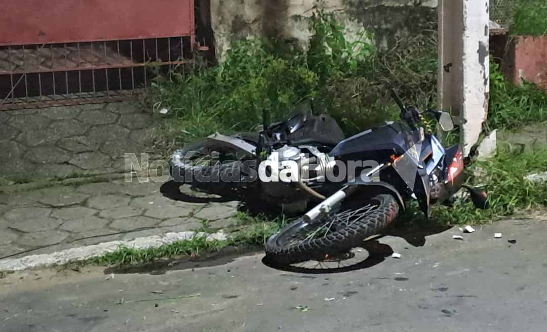 Casal fica ferido após colisão entre carro e moto no bairro Abraão Alab