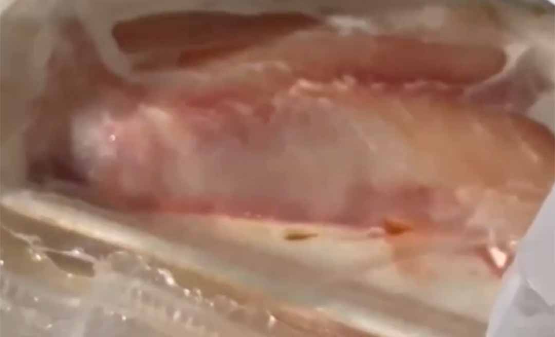 Em vídeo, cliente do Mercale denuncia má qualidade de peixe em duas compras na mesma semana