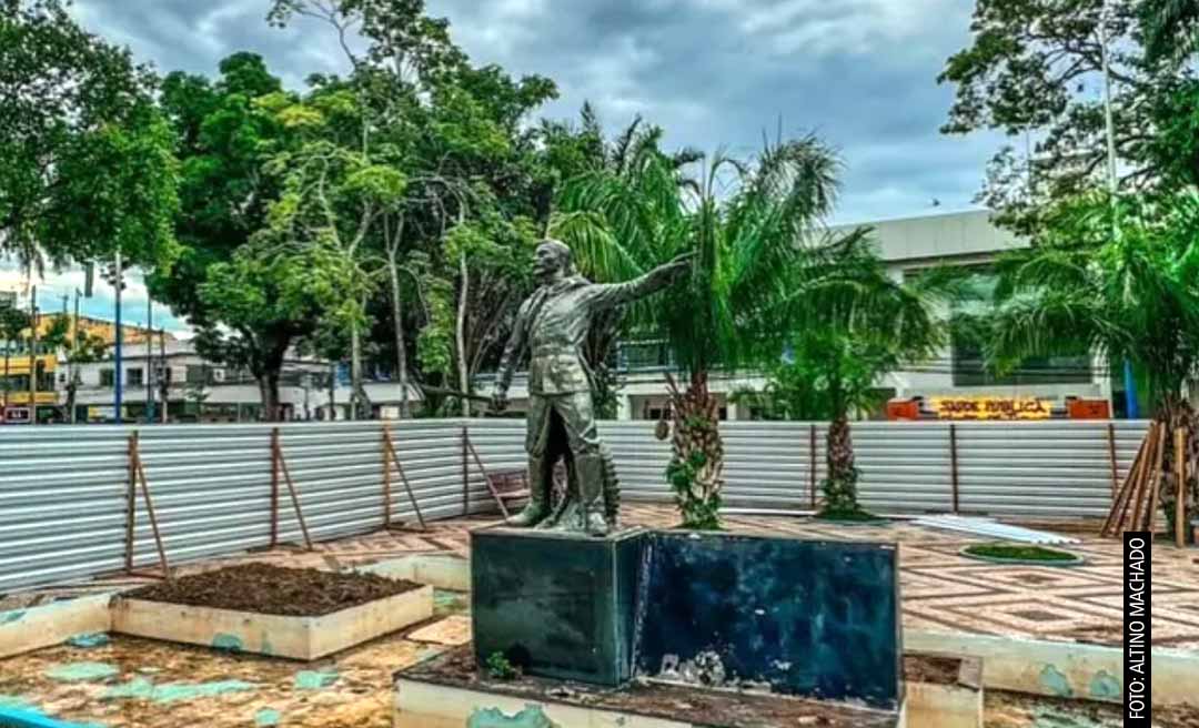 Reforma da Praça da Revolução prevê “recuo” de três metros da estátua de Plácido de Castro; MP apura denúncia de possível dano ao patrimônio