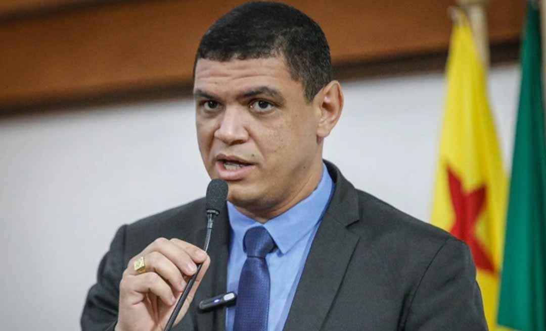 Com CNH suspensa, deputado Pablo Bregence é flagrado dirigindo em Rio Branco