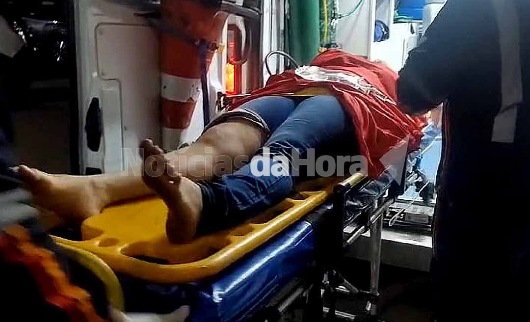 Mulher tenta desviar de buraco na Via Verde, perde controle da moto e fica ferida