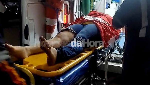 Mulher tenta desviar de buraco na Via Verde, perde controle da moto e fica ferida