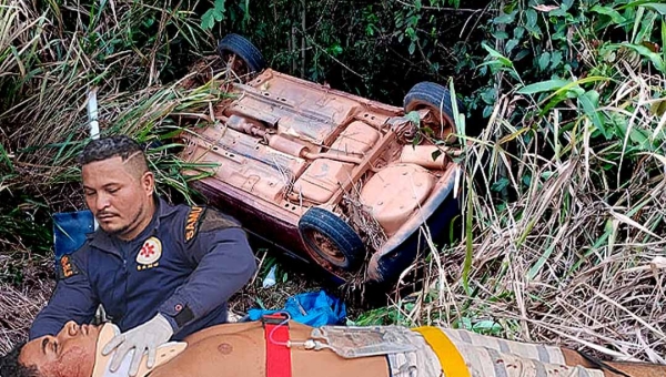 Família inteira sofre acidente na AC-40 após veículo capotar e cair em ribanceira