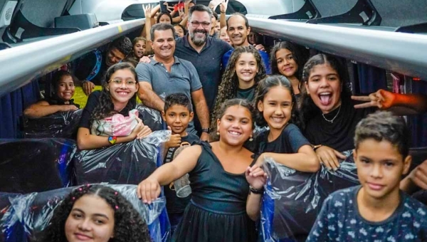 Senador Alan Rick e prefeito Zequinha entregam ônibus ao Conservatório Musical do Juruá