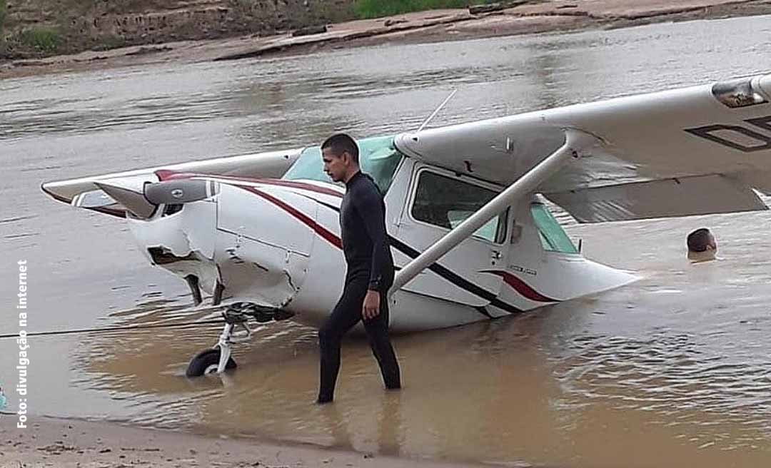 Vídeo mostra avião que caiu no rio Tarauacá sendo retirado da água