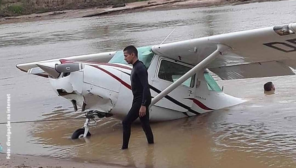 Vídeo mostra avião que caiu no rio Tarauacá sendo retirado da água