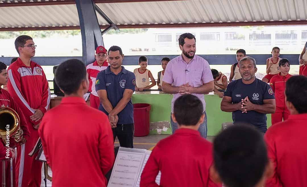 Surpreso com talento da banda, Jarude dobra valor de emenda destinada à escola cívico-militar da Cidade do Povo