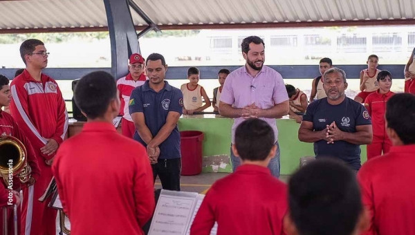 Surpreso com talento da banda, Jarude dobra valor de emenda destinada à escola cívico-militar da Cidade do Povo