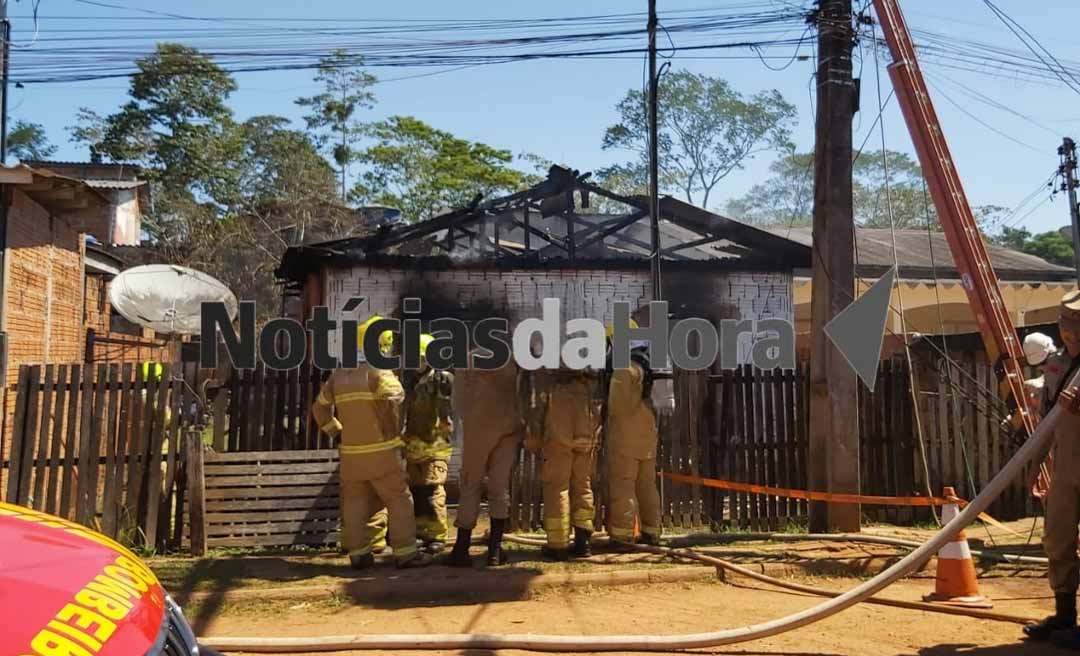 Incêndio atinge casa no bairro Conquista, em Rio Branco; sinistro iniciou em um poste de energia elétrica