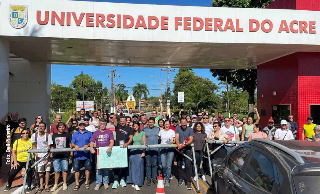 Greve na Ufac: professores, técnicos e acadêmicos bloqueiam entrada da instituição de ensino