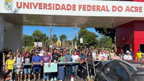 Greve na Ufac: professores, técnicos e acadêmicos bloqueiam entrada da instituição de ensino