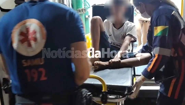 Adolescente tem barra de ferro cravada no pé enquanto caminhava na Baixada da Sobral