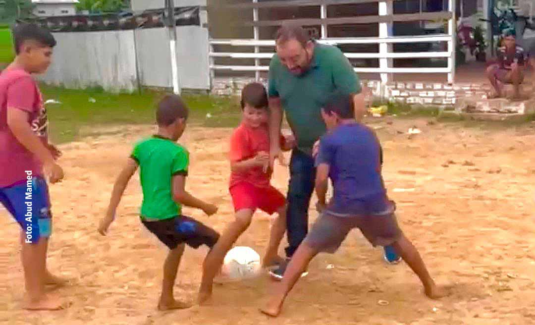 Ao jogar bola com garotos, Frank Barros cita projeto esportivo de sucesso em Lábrea: “Se Deus permitir vamos trazer para Boca do Acre”