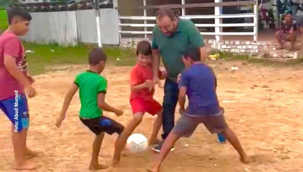 Ao jogar bola com garotos, Frank Barros cita projeto esportivo de sucesso em Lábrea: “Se Deus permitir vamos trazer para Boca do Acre”