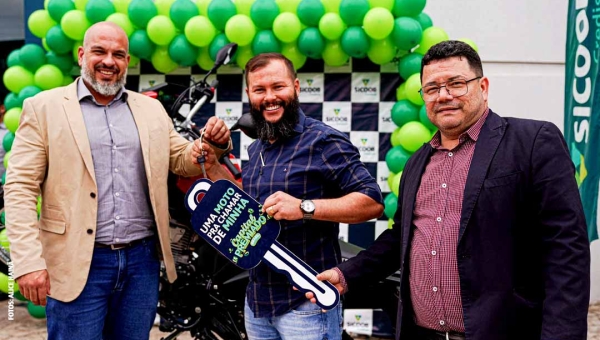 Sicoob Credisul entrega moto a cooperado sorteado na campanha 'Capital Premiado' em Rio Branco