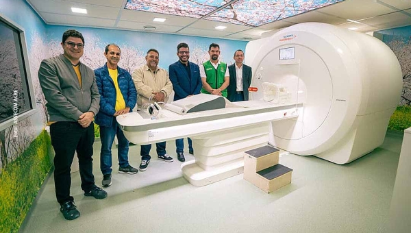 Em Cruzeiro do Sul, Gladson entrega aparelho de ressonância magnética ao Hospital do Juruá