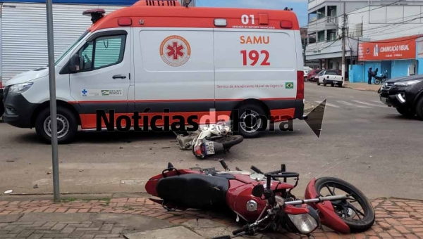 Acidente com motocicletas deixa jovem gravemente ferida no Bairro Bosque, em Rio Branco