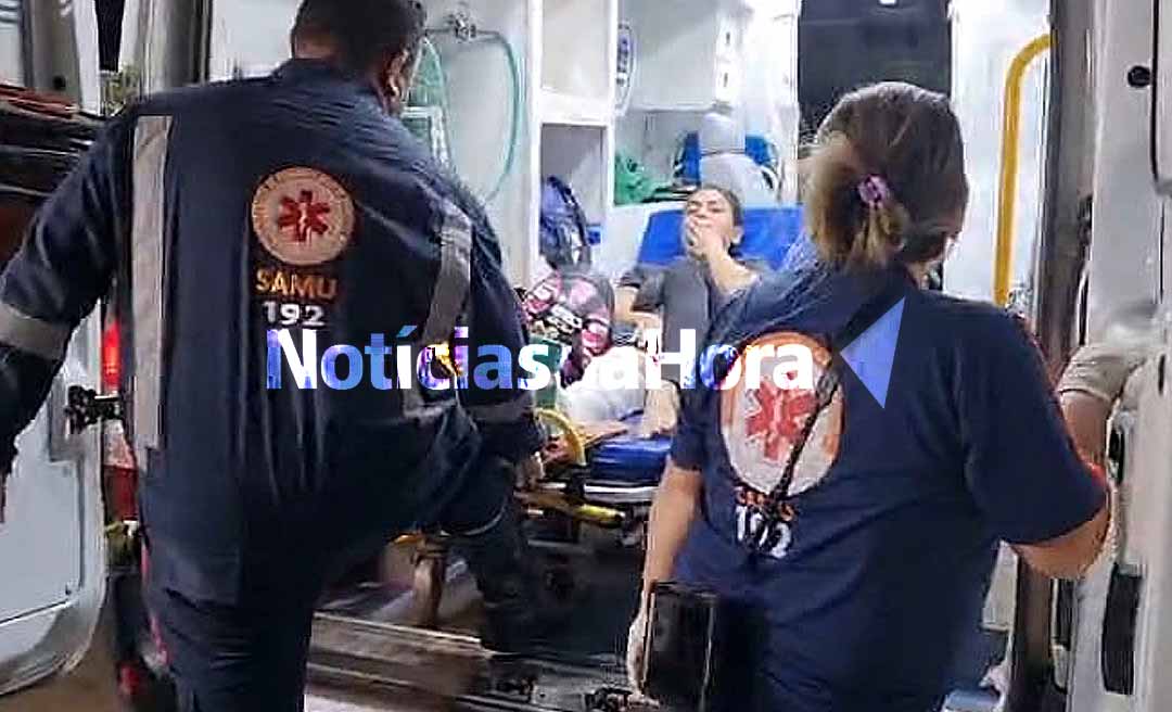 Na Capital, casal em motocicleta colide contra poste após perder controle em curva