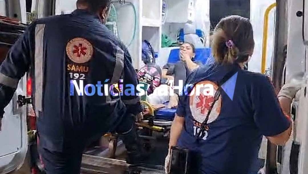 Na Capital, casal em motocicleta colide contra poste após perder controle em curva