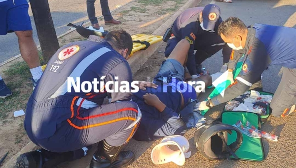 Motociclista tem fratura exposta após avançar sinal vermelho em Rio Branco