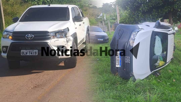 Acidente na AC-10: Carro capota após colidir contra caminhonete que invadiu a preferencial