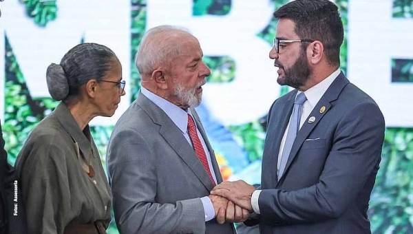 Em Brasília, Gladson assina com Lula Pacto Interfederativo para o Combate aos Incêndios no Pantanal e na Amazônia