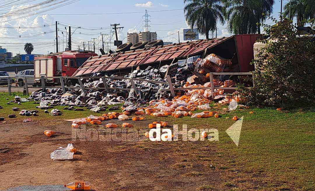 Carreta carregada de Coca-Cola tomba na rotatória da Havan