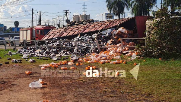 Carreta carregada de Coca-Cola tomba na rotatória da Havan