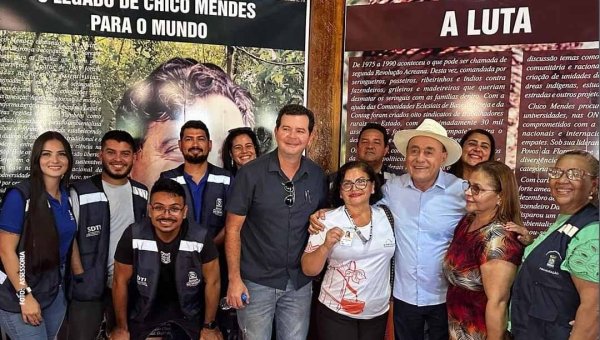 Bolsonarista Tião Bocalom reinaugura memorial Chico Mendes e declara: “Grande líder seringueiro”