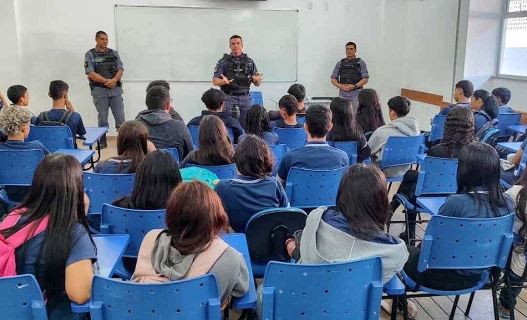 Capitão da PM ministra palestra com temática antidrogas para 400 estudantes em Boca do Acre