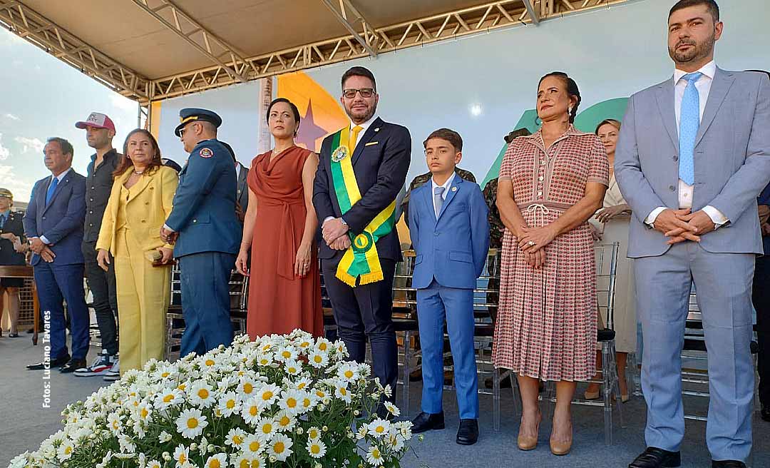 Com a mãe, dona Linda, e o filho, Guilherme, Gladson participa da cerimônia de aniversário do Acre e homenageia João Donato